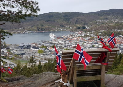 Flagg med utsikt over Flekkefjord
